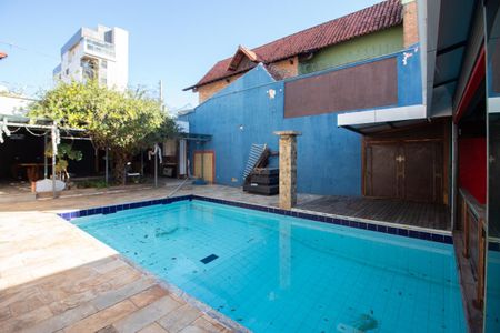 Casa à venda com 700m², 6 quartos e 4 vagas Casa à venda com 700m², 6 quartos e 4 vagasPiscina