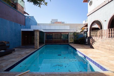 Casa à venda com 700m², 6 quartos e 4 vagas Casa à venda com 700m², 6 quartos e 4 vagasPiscina