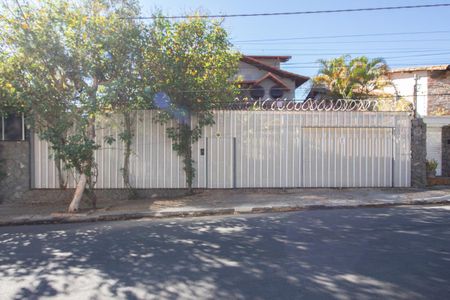 Casa à venda com 700m², 6 quartos e 4 vagas Casa à venda com 700m², 6 quartos e 4 vagasFachada