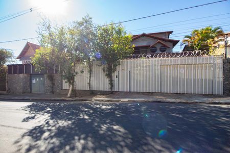 Casa à venda com 700m², 6 quartos e 4 vagas Casa à venda com 700m², 6 quartos e 4 vagasFachada
