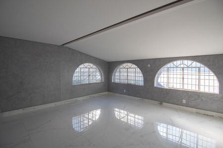 Casa à venda com 700m², 6 quartos e 4 vagas Casa à venda com 700m², 6 quartos e 4 vagasSala de Jantar