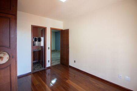 Casa à venda com 700m², 6 quartos e 4 vagas Casa à venda com 700m², 6 quartos e 4 vagasSuíte 4