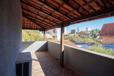Casa à venda com 700m², 6 quartos e 4 vagas Casa à venda com 700m², 6 quartos e 4 vagasVaranda da Suíte 1