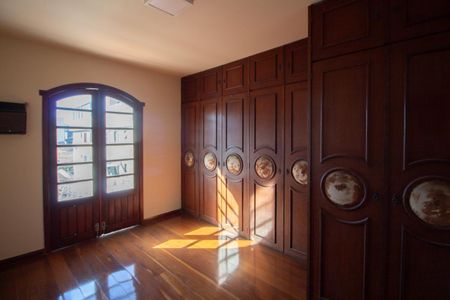 Casa à venda com 700m², 6 quartos e 4 vagas Casa à venda com 700m², 6 quartos e 4 vagasSuíte 4