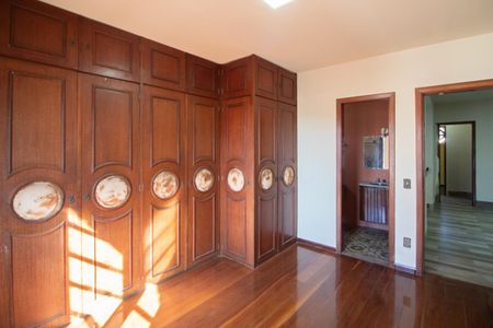 Casa à venda com 700m², 6 quartos e 4 vagas Casa à venda com 700m², 6 quartos e 4 vagasSuíte 4