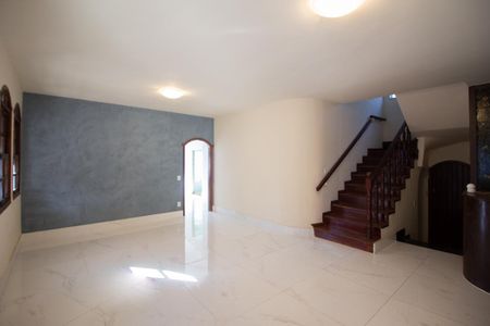 Casa à venda com 700m², 6 quartos e 4 vagas Casa à venda com 700m², 6 quartos e 4 vagasSala 1