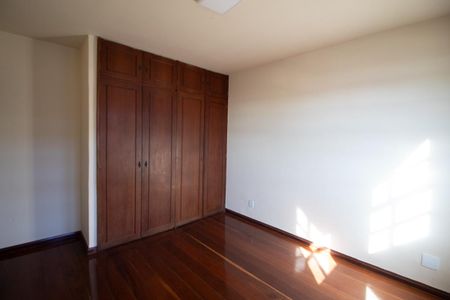 Casa à venda com 700m², 6 quartos e 4 vagas Casa à venda com 700m², 6 quartos e 4 vagasSuíte 2