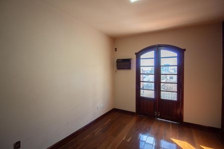 Casa à venda com 700m², 6 quartos e 4 vagas Casa à venda com 700m², 6 quartos e 4 vagasSuíte 4