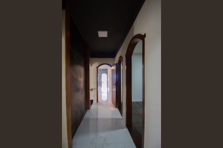 Casa à venda com 700m², 6 quartos e 4 vagas Casa à venda com 700m², 6 quartos e 4 vagasCorredor
