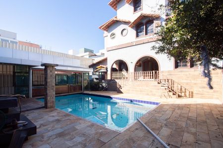 Casa à venda com 700m², 6 quartos e 4 vagas Casa à venda com 700m², 6 quartos e 4 vagasPiscina