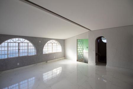 Casa à venda com 700m², 6 quartos e 4 vagas Casa à venda com 700m², 6 quartos e 4 vagasSala de Jantar