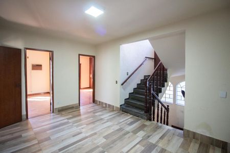 Casa à venda com 700m², 6 quartos e 4 vagas Casa à venda com 700m², 6 quartos e 4 vagasSala 4