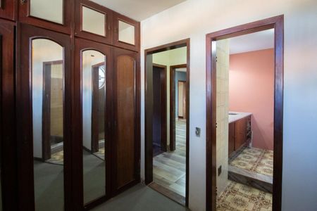 Casa à venda com 700m², 6 quartos e 4 vagas Casa à venda com 700m², 6 quartos e 4 vagasCloset da suíte 1