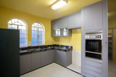 Casa à venda com 700m², 6 quartos e 4 vagas Casa à venda com 700m², 6 quartos e 4 vagasCozinha