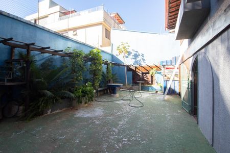 Casa à venda com 700m², 6 quartos e 4 vagas Casa à venda com 700m², 6 quartos e 4 vagasQuintal