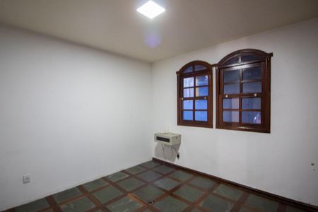 Casa à venda com 700m², 6 quartos e 4 vagas Casa à venda com 700m², 6 quartos e 4 vagasEscritório