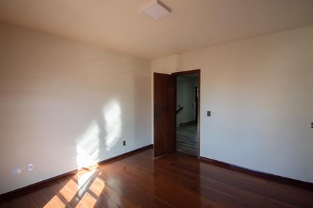 Casa à venda com 700m², 6 quartos e 4 vagas Casa à venda com 700m², 6 quartos e 4 vagasSuíte 3