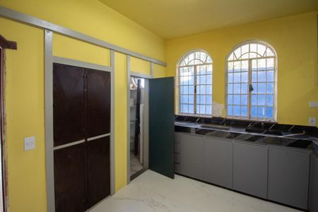 Casa à venda com 700m², 6 quartos e 4 vagas Casa à venda com 700m², 6 quartos e 4 vagasCozinha