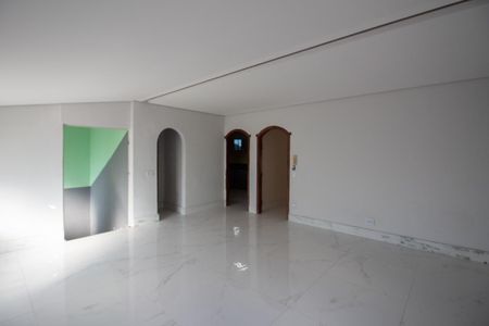 Casa à venda com 700m², 6 quartos e 4 vagas Casa à venda com 700m², 6 quartos e 4 vagasSala de Jantar