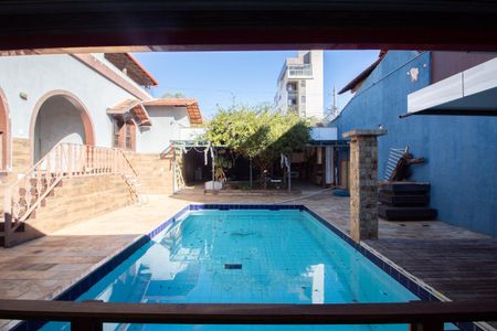 Casa à venda com 700m², 6 quartos e 4 vagas Casa à venda com 700m², 6 quartos e 4 vagasPiscina