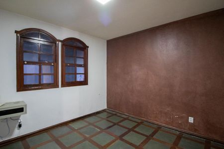 Casa à venda com 700m², 6 quartos e 4 vagas Casa à venda com 700m², 6 quartos e 4 vagasEscritório