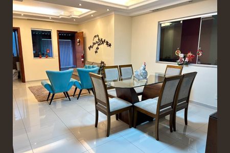 Casa à venda com 3 quartos, 150m² em Cabral, Contagem