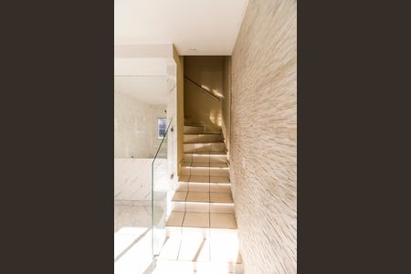 Casa de condomínio para alugar com 60m², 2 quartos e 1 vaga Casa de condomínio para alugar com 60m², 2 quartos e 1 vagaEscada