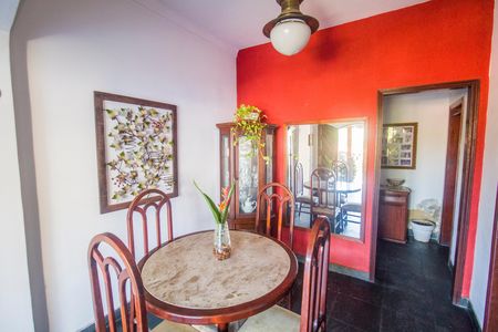 Casa à venda com 221m², 4 quartos e 5 vagas Casa à venda com 221m², 4 quartos e 5 vagasSala