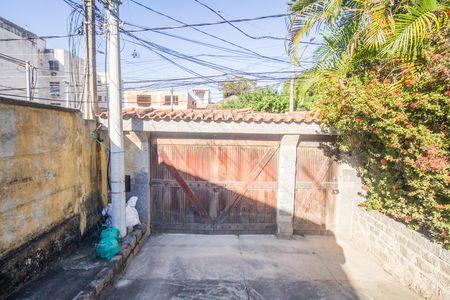 Quintal de casa à venda com 4 quartos, 221m² em Vila Valqueire, Rio de Janeiro