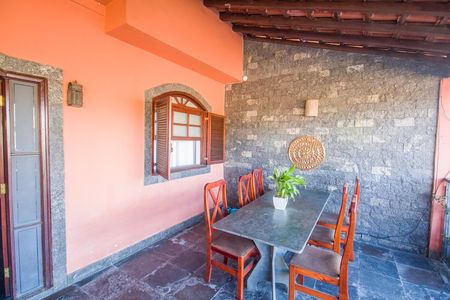 Casa à venda com 221m², 4 quartos e 5 vagas Casa à venda com 221m², 4 quartos e 5 vagasQuintal