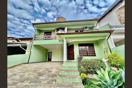 Casa à venda com 218m², 3 quartos e 4 vagas