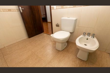 Casa para alugar com 630m², 3 quartos e 4 vagas Casa para alugar com 630m², 3 quartos e 4 vagasBANHEIRO SOCIAL