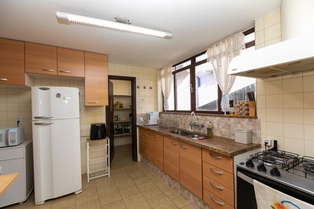 Casa para alugar com 630m², 3 quartos e 4 vagas Casa para alugar com 630m², 3 quartos e 4 vagasCOZINHA