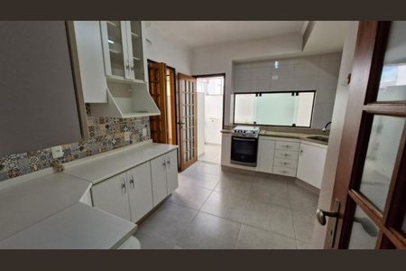 Casa de condomínio à venda com 200m², 2 quartos e 4 vagas
