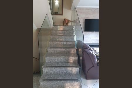 Casa à venda com 170m², 3 quartos e 4 vagas Casa à venda com 170m², 3 quartos e 4 vagasEscada