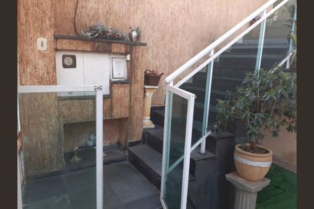 Casa à venda com 170m², 3 quartos e 4 vagas Casa à venda com 170m², 3 quartos e 4 vagasEscada