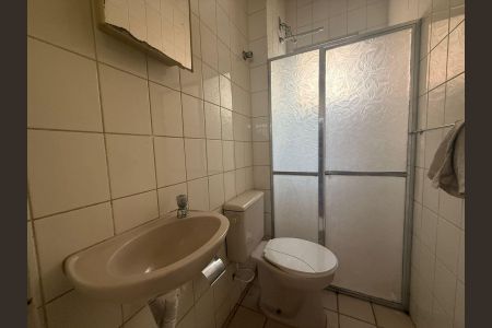 Banheiro de apartamento para alugar com 2 quartos, 55m² em Itapoã, Belo Horizonte