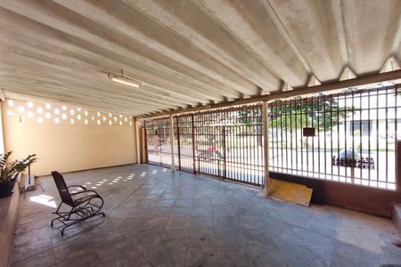 Casa à venda com 250m², 2 quartos e 1 vaga Casa à venda com 250m², 2 quartos e 1 vagaQuintal - Garagem