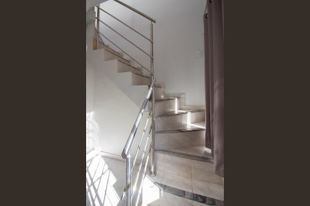 Apartamento para alugar com 128m², 2 quartos e 2 vagas Apartamento para alugar com 128m², 2 quartos e 2 vagasEscada