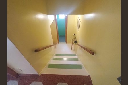 Escada  de apartamento para alugar com 3 quartos, 95m² em Barra da Tijuca, Rio de Janeiro