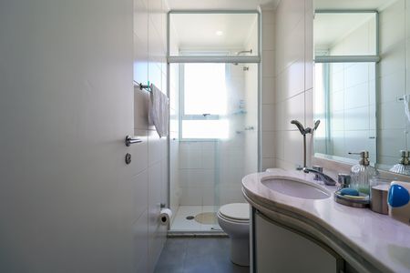Apartamento à venda com 128m², 3 quartos e 4 vagas Apartamento à venda com 128m², 3 quartos e 4 vagasBanheiro social