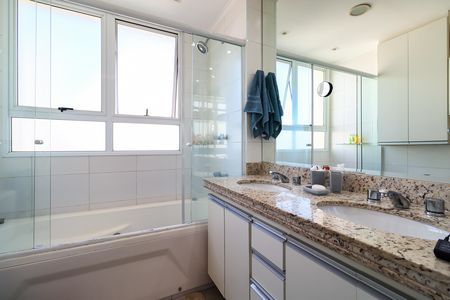Apartamento à venda com 128m², 3 quartos e 4 vagas Apartamento à venda com 128m², 3 quartos e 4 vagasBanheiro da Suíte