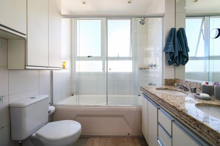 Apartamento à venda com 128m², 3 quartos e 4 vagas Apartamento à venda com 128m², 3 quartos e 4 vagasBanheiro da Suíte