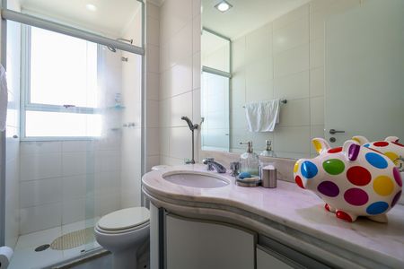 Apartamento à venda com 128m², 3 quartos e 4 vagas Apartamento à venda com 128m², 3 quartos e 4 vagasBanheiro social