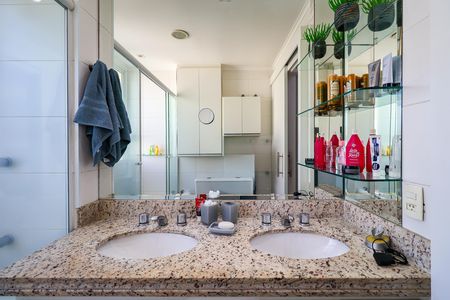 Apartamento à venda com 128m², 3 quartos e 4 vagas Apartamento à venda com 128m², 3 quartos e 4 vagasBanheiro da Suíte