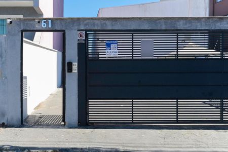 Fachada do condomínio + plaquinha de casa de condomínio para alugar com 2 quartos, 57m² em Vila Aurora (zona Norte), São Paulo
