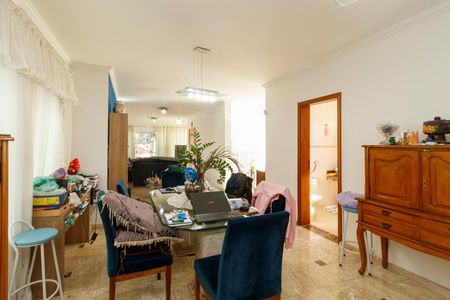 Casa à venda com 311m², 4 quartos e 4 vagas