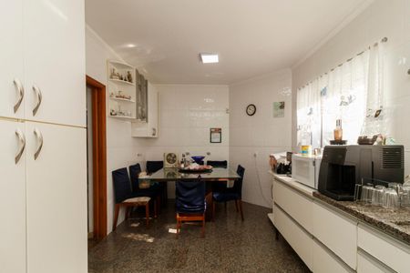 Casa à venda com 311m², 4 quartos e 4 vagas