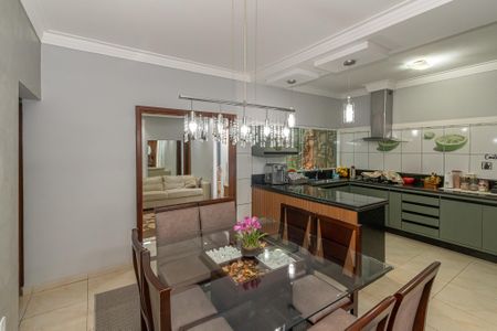 Casa para alugar com 264m², 4 quartos e 4 vagas Casa para alugar com 264m², 4 quartos e 4 vagasSala de Jantar