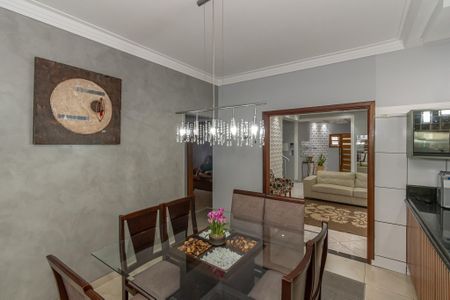 Casa para alugar com 264m², 4 quartos e 4 vagas Casa para alugar com 264m², 4 quartos e 4 vagasSala de Jantar